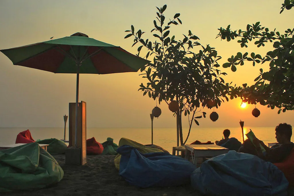 Sunset beach lounge in front of JOJE Bungalows