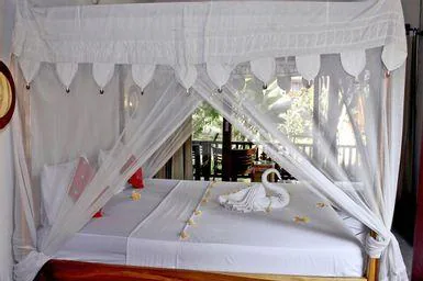 Canopy bungalow bed with swan towel art
